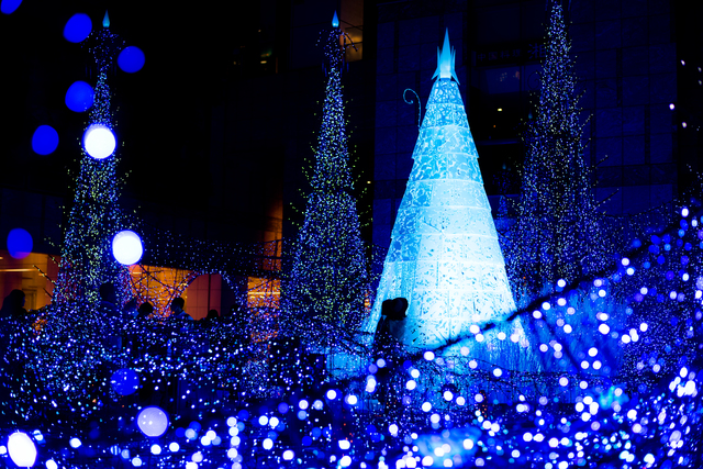 青色のクリスマスイルミネーション